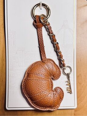 LA VIA Firenze Croissant Bag Charm Keychain 🥐